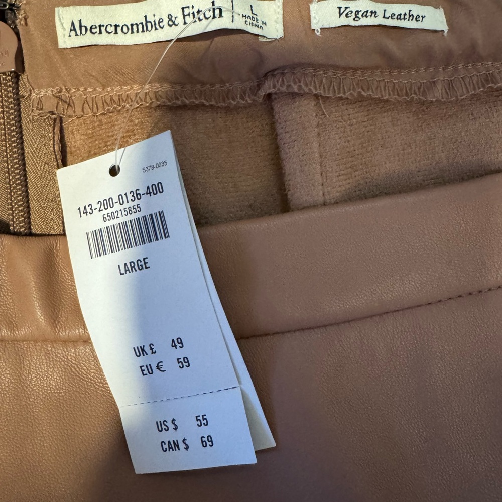 NEW WITH TAGS
ABERCROMBIE & FITCH
VEGAN LEATHER SKIRT - Picture 2 of 6